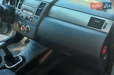 Хетчбек Nissan TIIDA 2011 в 