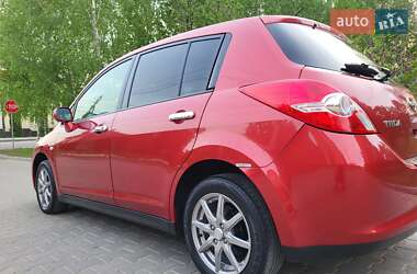 Хэтчбек Nissan TIIDA 2012 в 