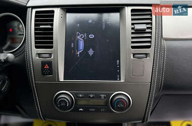Хетчбек Nissan TIIDA 2010 в 
