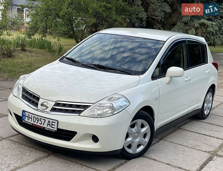 Хетчбек Nissan TIIDA 2011 в 
