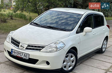 Хетчбек Nissan TIIDA 2011 в 