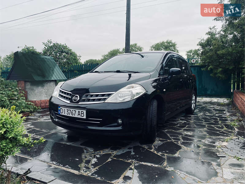 Nissan TIIDA 2011