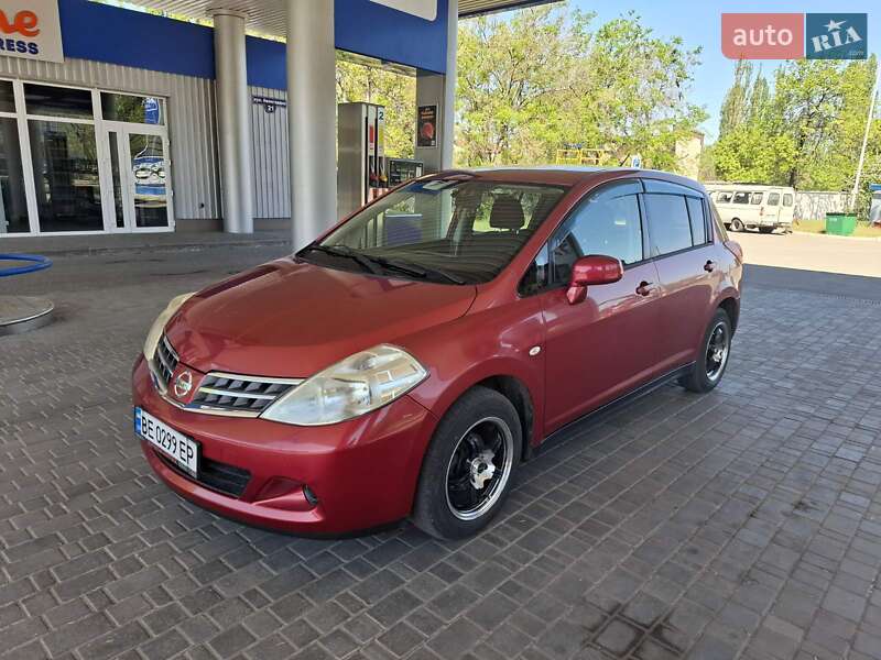 Хетчбек Nissan TIIDA 2010 в 