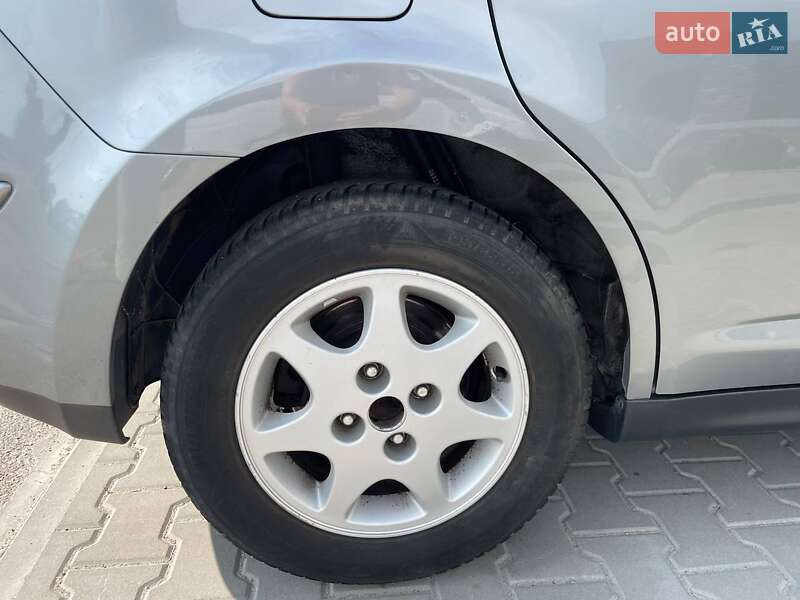 Хетчбек Nissan TIIDA 2009 в Рокитному