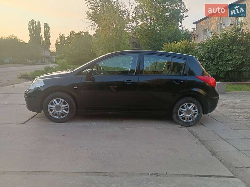Седан Nissan TIIDA 2010 в Новом Буге