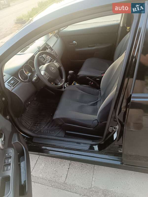 Седан Nissan TIIDA 2010 в Новом Буге