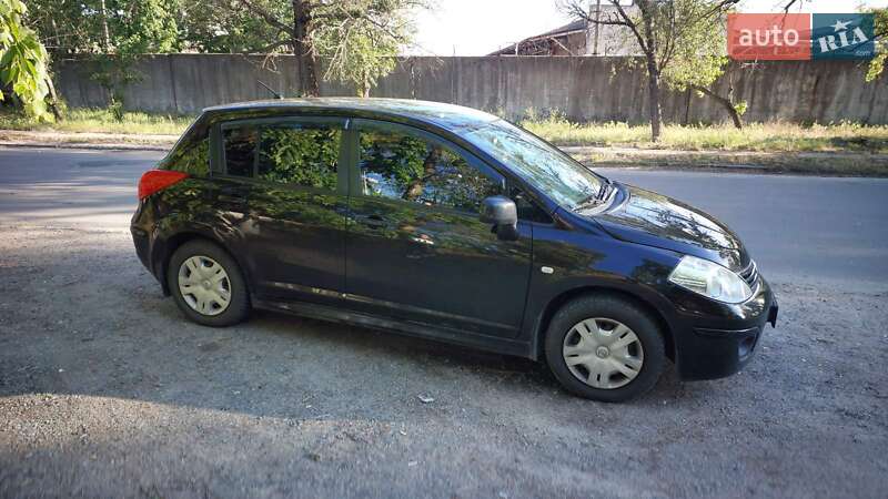 Nissan TIIDA 2011