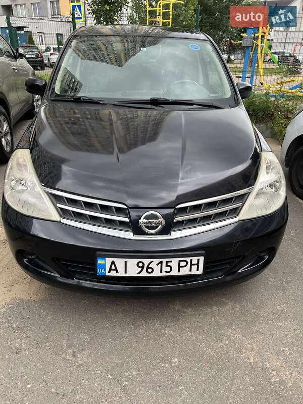 Хэтчбек Nissan TIIDA 2010 в 