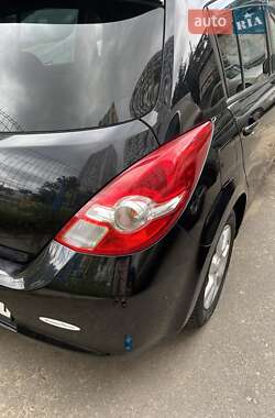 Хэтчбек Nissan TIIDA 2010 в 