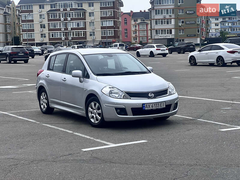 Хэтчбек Nissan TIIDA 2011 в Киеве