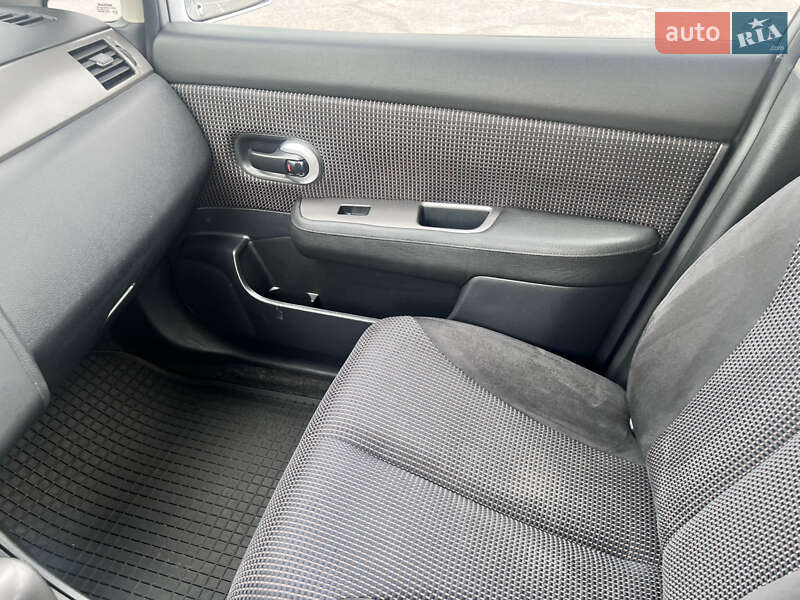 Хэтчбек Nissan TIIDA 2011 в Киеве