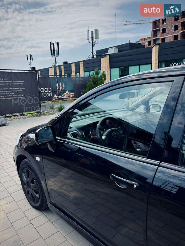 Хетчбек Nissan TIIDA 2011 в Хмельницькому