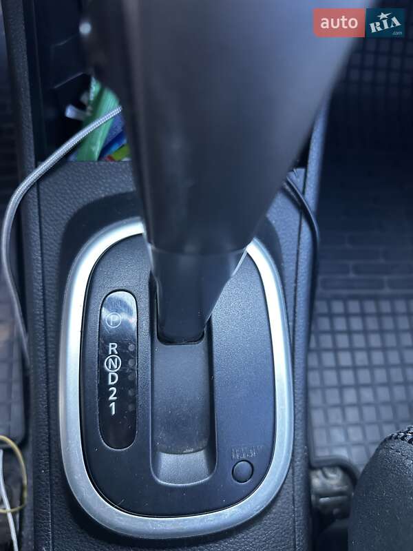 Хетчбек Nissan TIIDA 2010 в Дніпрі