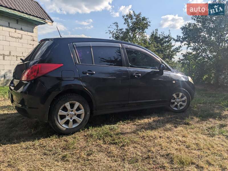 Хэтчбек Nissan TIIDA 2007 в Тальном фото 4 Хэтчбек Nissan TIIDA 2007 в Тальном