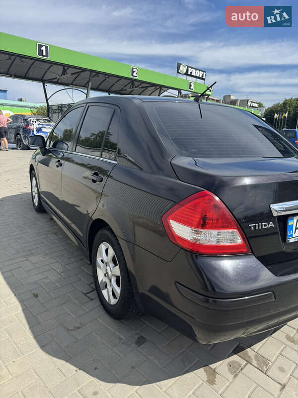 Седан Nissan TIIDA 2011 в Ивано-Франковске