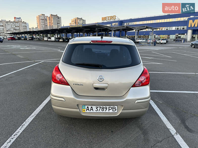 Хэтчбек Nissan TIIDA 2011 в Киеве