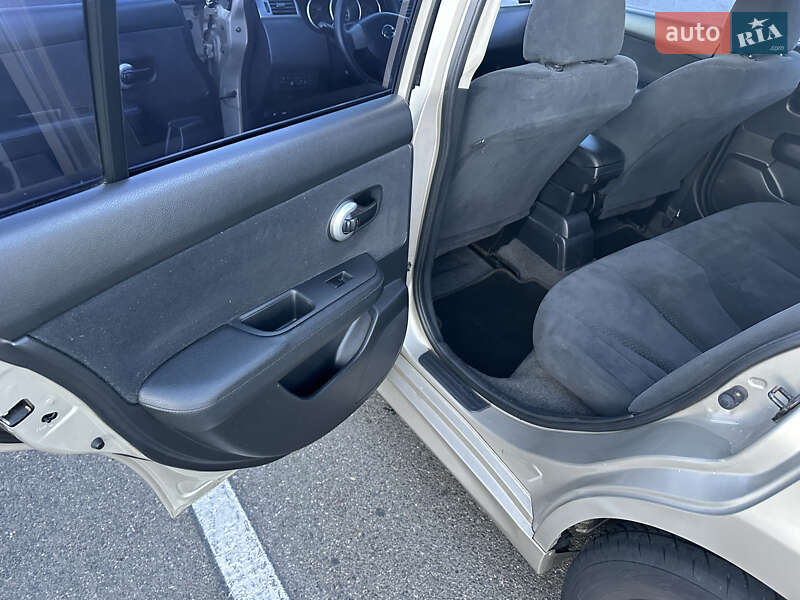 Хэтчбек Nissan TIIDA 2011 в Киеве