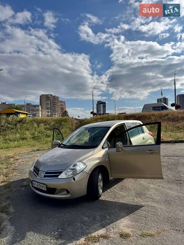 Хэтчбек Nissan TIIDA 2011 в Киеве