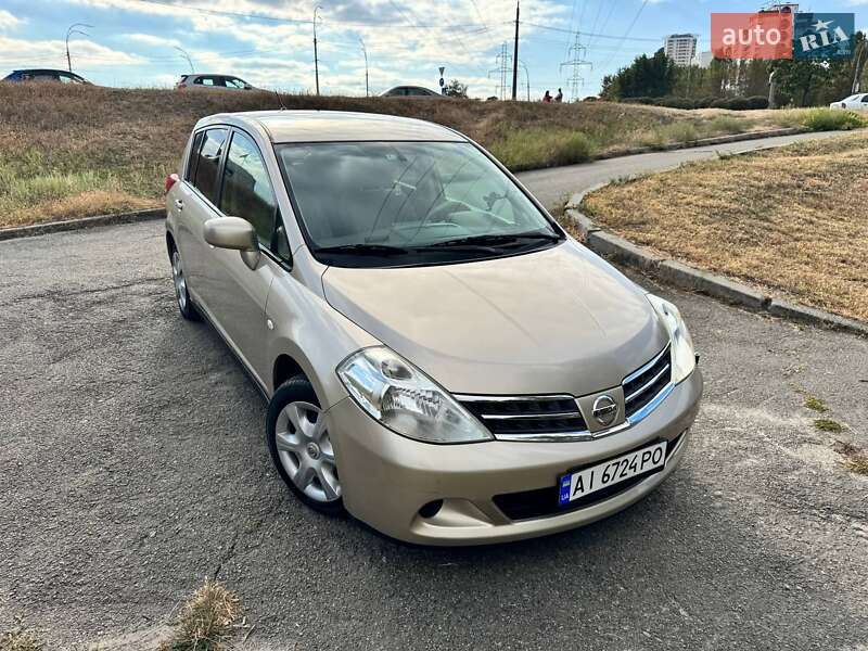Nissan TIIDA 2011