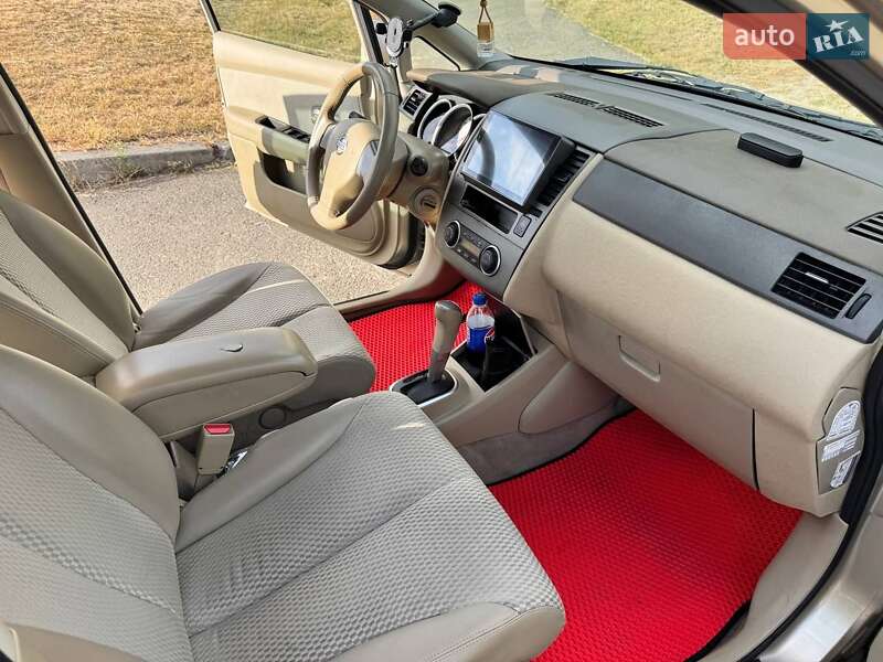 Хэтчбек Nissan TIIDA 2011 в Киеве