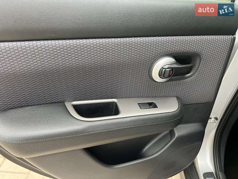 Хэтчбек Nissan TIIDA 2008 в Киеве
