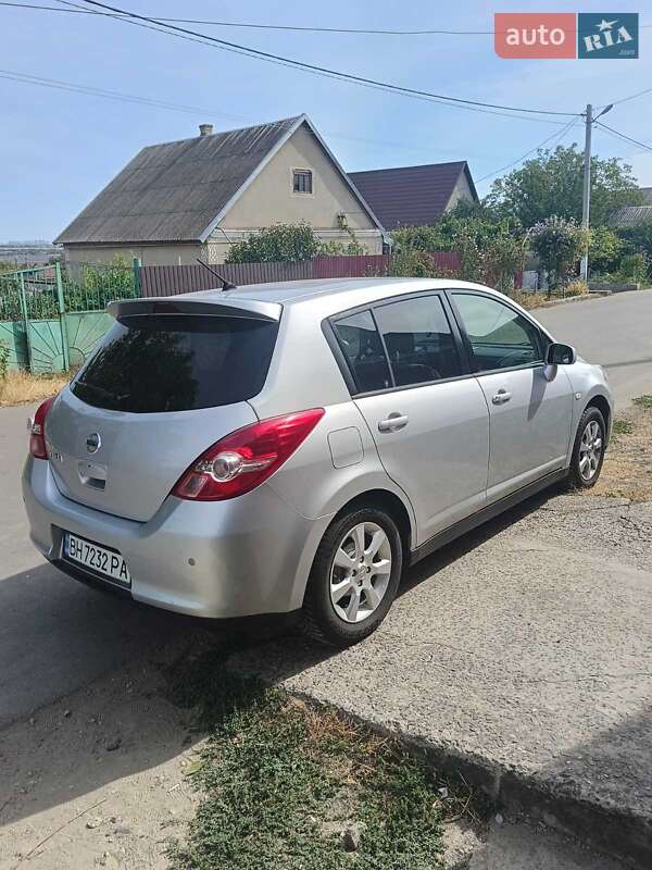 Nissan TIIDA 2009