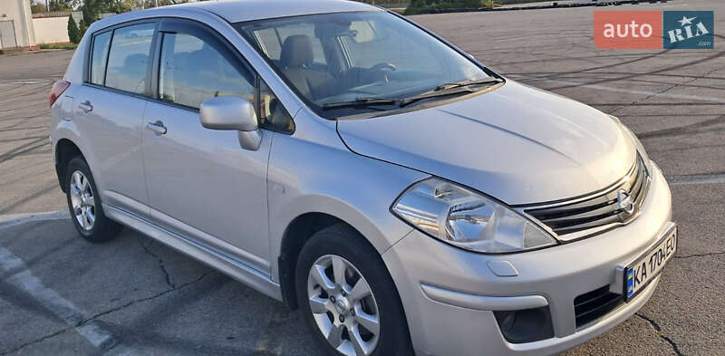 Хетчбек Nissan TIIDA 2010 в Києві фото Хетчбек Nissan TIIDA 2010 в Києві