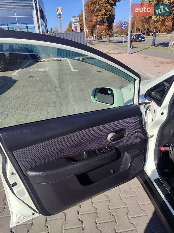 Хэтчбек Nissan TIIDA 2010 в Кривом Роге