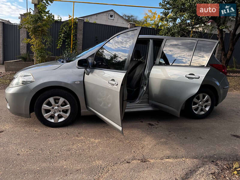Хэтчбек Nissan TIIDA 2010 в Одессе