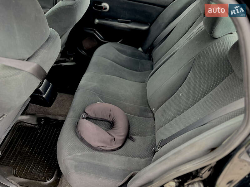 Седан Nissan TIIDA 2010 в Самборе