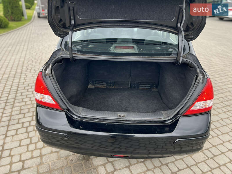 Седан Nissan TIIDA 2010 в Самборе