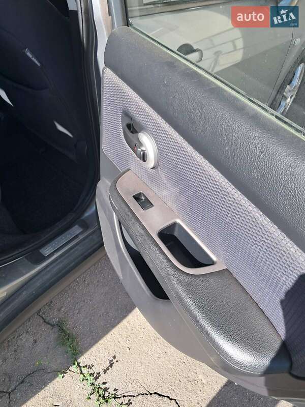 Хетчбек Nissan TIIDA 2007 в Городку