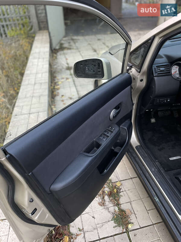 Седан Nissan TIIDA 2011 в Дружковке