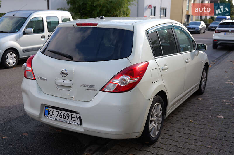 Хэтчбек Nissan TIIDA 2010 в Киеве