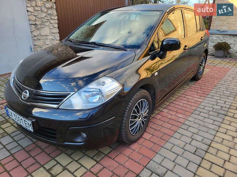 Хэтчбек Nissan TIIDA 2012 в Остроге