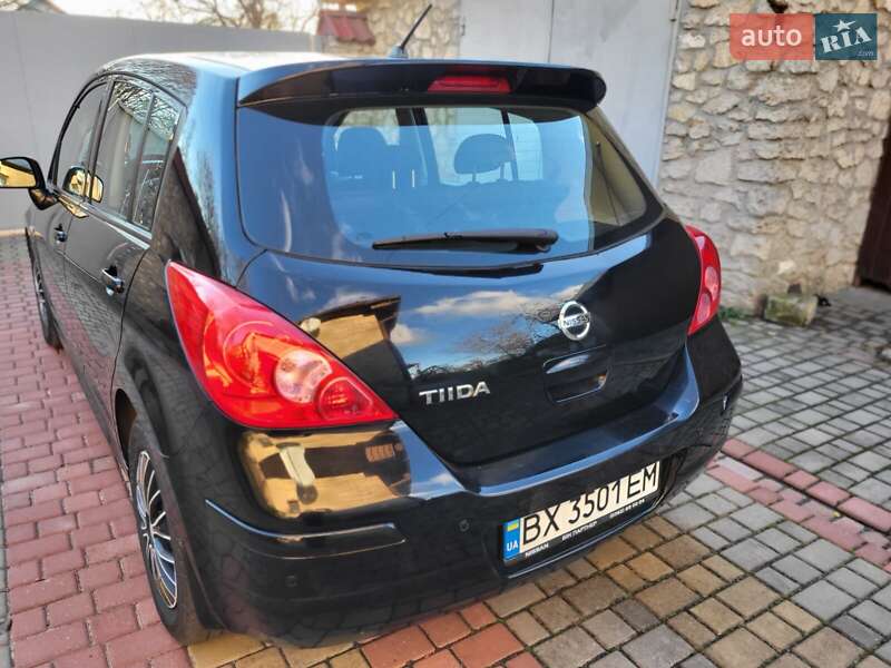 Хэтчбек Nissan TIIDA 2012 в Остроге
