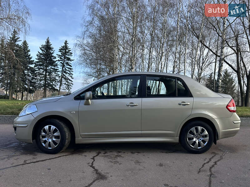 Седан Nissan TIIDA 2010 в Житомире