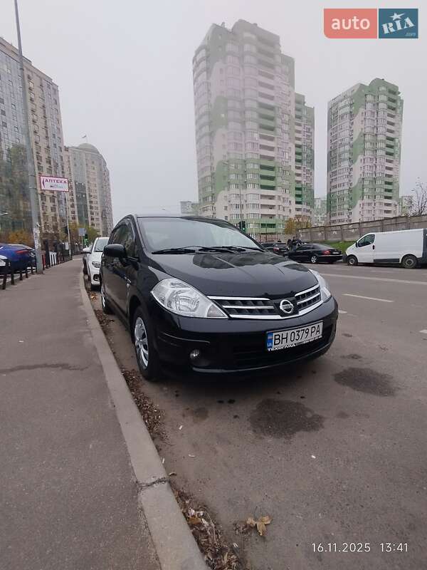 Хэтчбек Nissan TIIDA 2010 в Одессе