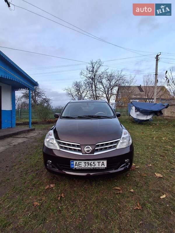 Хэтчбек Nissan TIIDA 2011 в Звенигородке