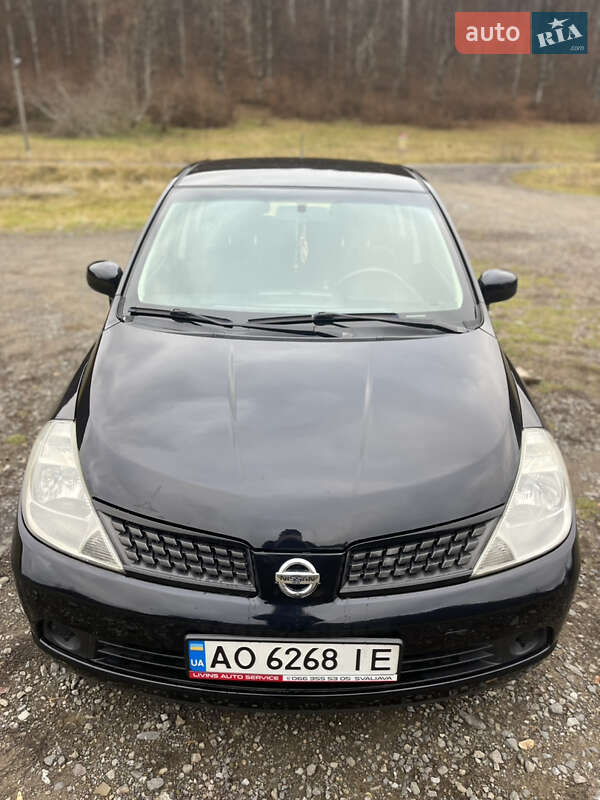 Хэтчбек Nissan TIIDA 2008 в Сваляве
