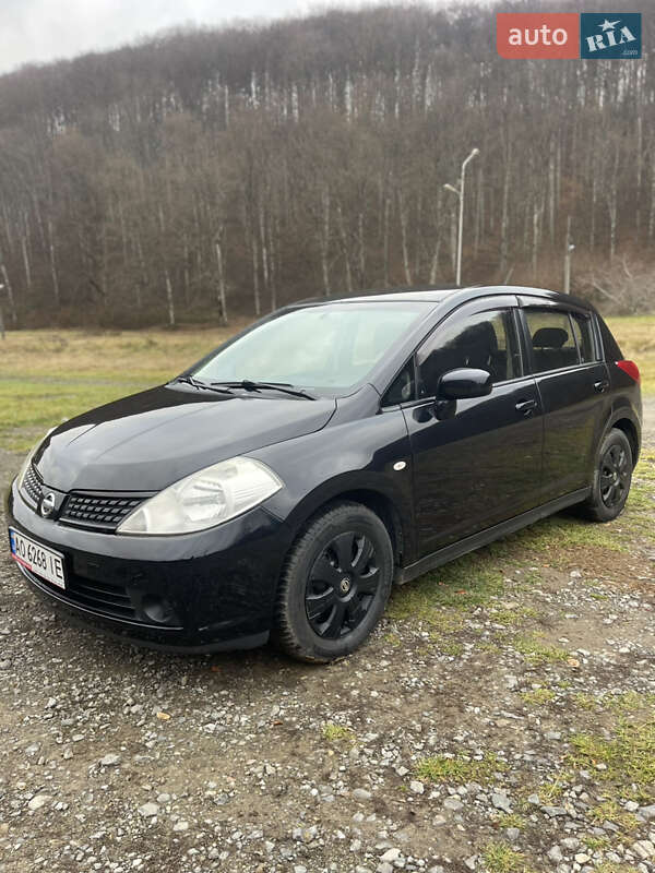 Хэтчбек Nissan TIIDA 2008 в Сваляве