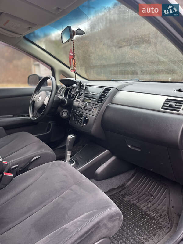 Хэтчбек Nissan TIIDA 2008 в Сваляве