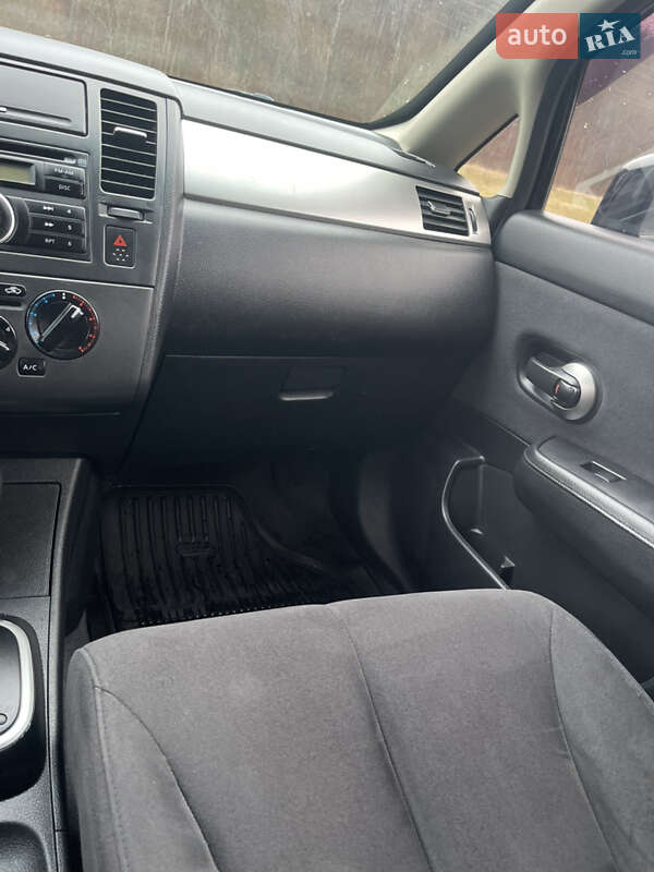 Хэтчбек Nissan TIIDA 2008 в Сваляве