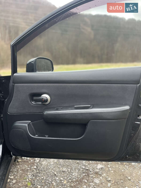 Хэтчбек Nissan TIIDA 2008 в Сваляве