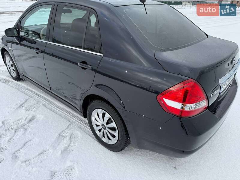 Седан Nissan TIIDA 2008 в Киеве