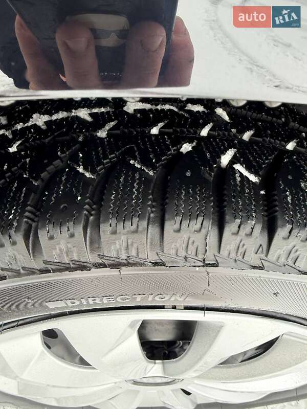 Седан Nissan TIIDA 2008 в Киеве