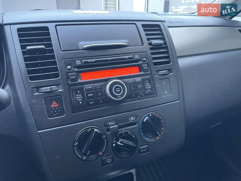 Хетчбек Nissan TIIDA 2011 в Дніпрі