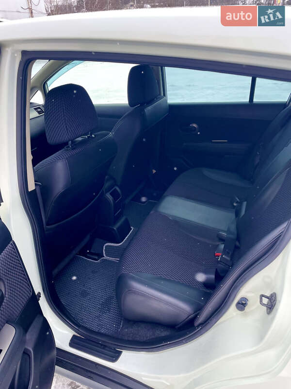 Хэтчбек Nissan TIIDA 2012 в Киеве