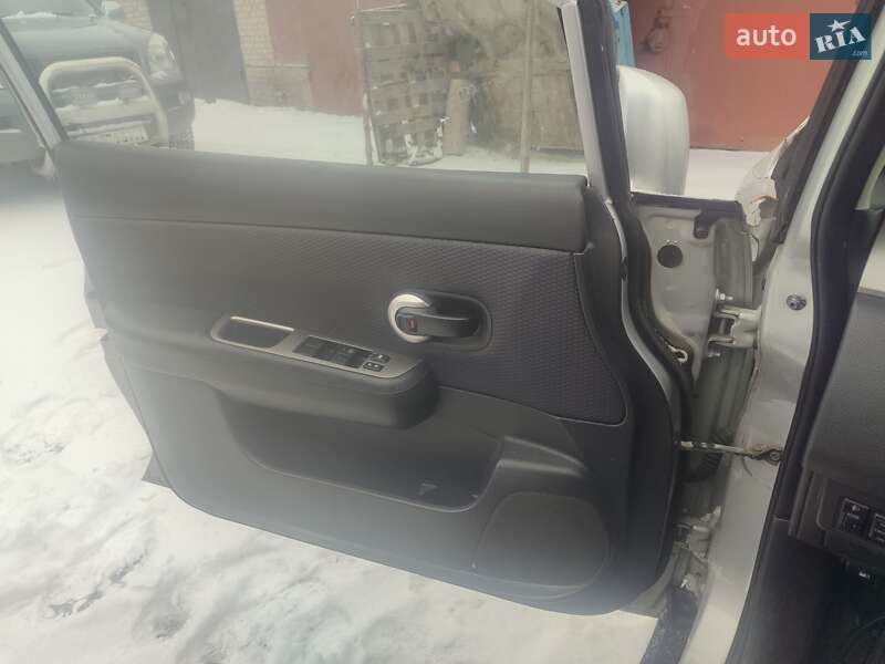 Хэтчбек Nissan TIIDA 2008 в Кропивницком