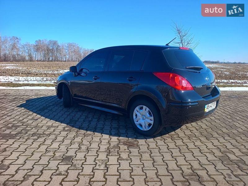 Хэтчбек Nissan TIIDA 2012 в Липовце